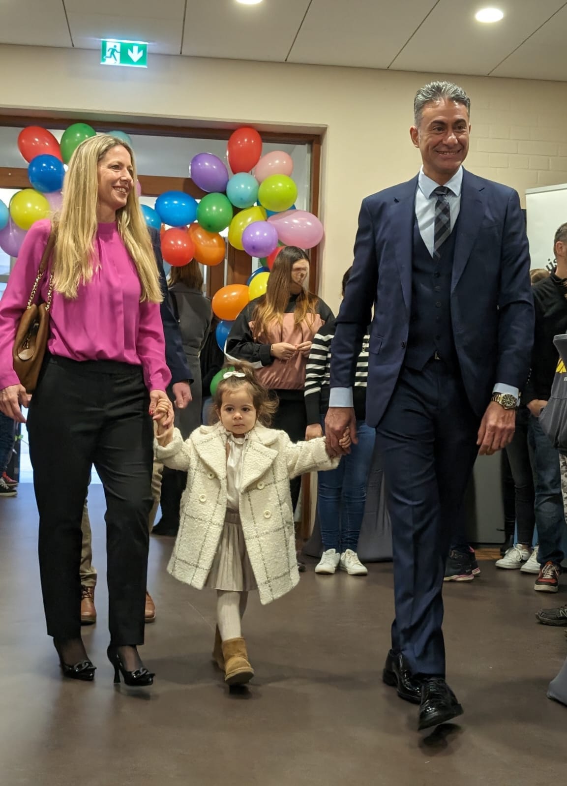 Dr.%20med.%20El-Husseiny%20mit%20Familie%20beim%20Einlauf%20in%20die%20Schule Dr.%20med.%20El-Husseiny%20mit%20Familie%20beim%20Einlauf%20in%20die%20Schule